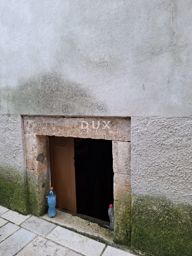 ISTRA, BALE - Hiša v centru s pisarniškimi prostori