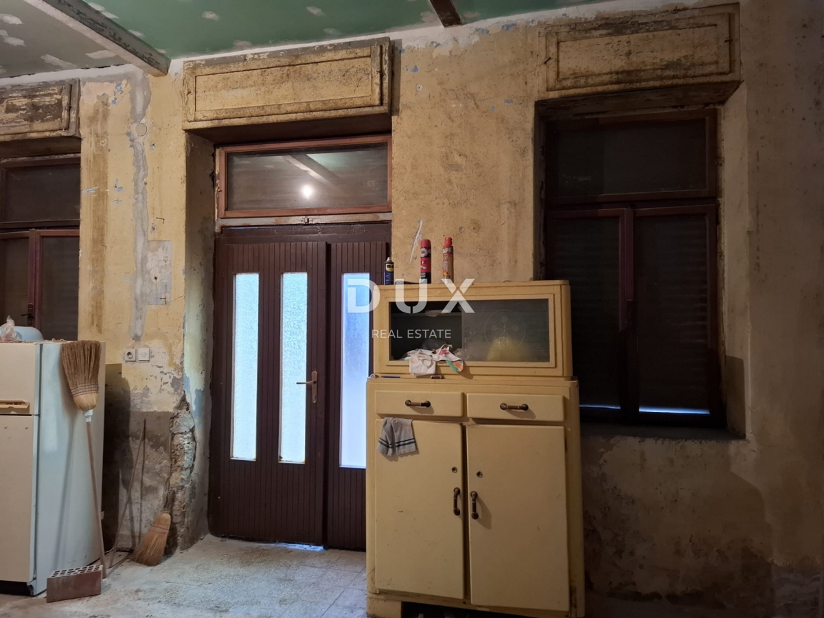 ISTRA, BALE - Hiša v centru s pisarniškimi prostori