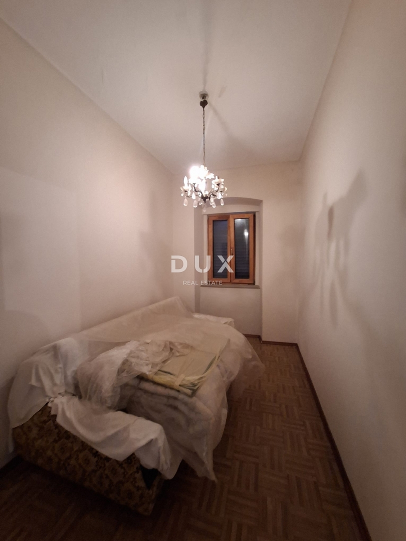 ISTRA, BALE - Hiša v centru s pisarniškimi prostori