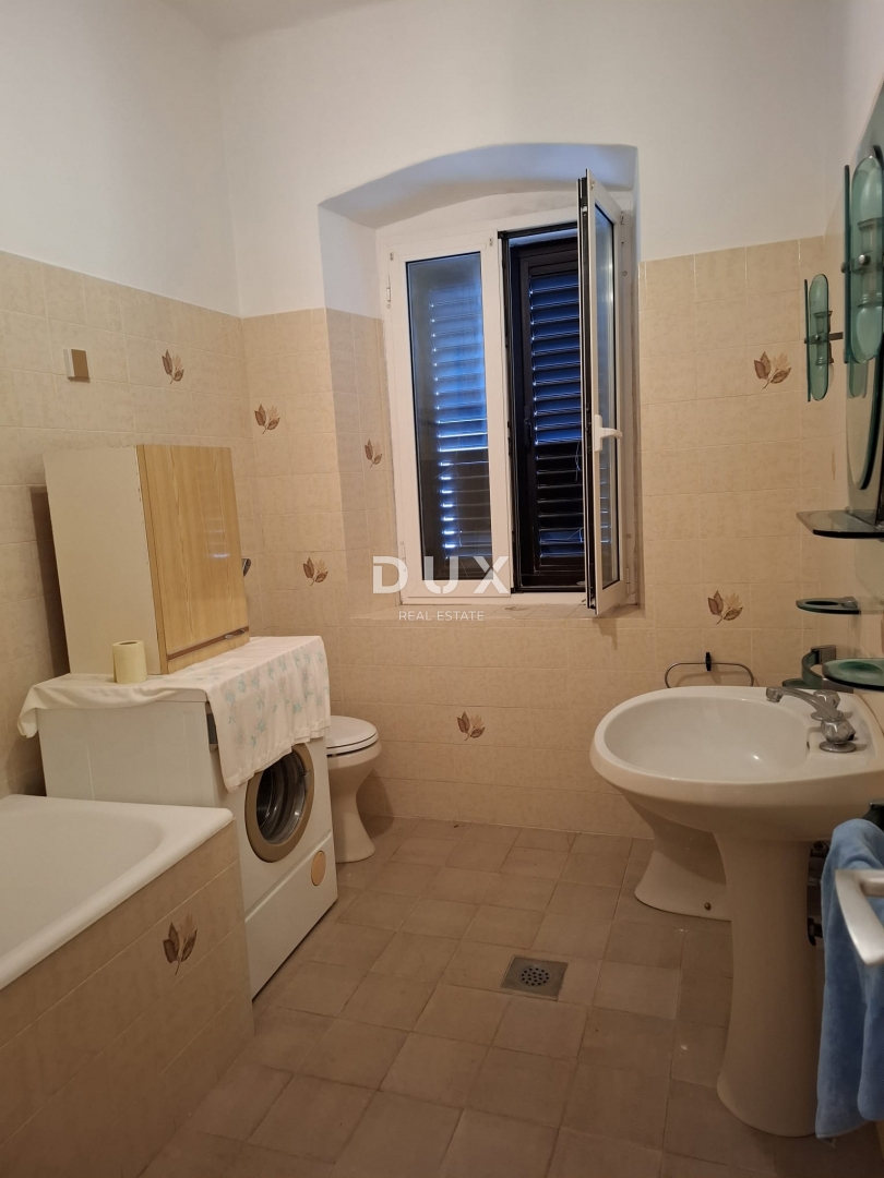 ISTRA, BALE - Hiša v centru s pisarniškimi prostori