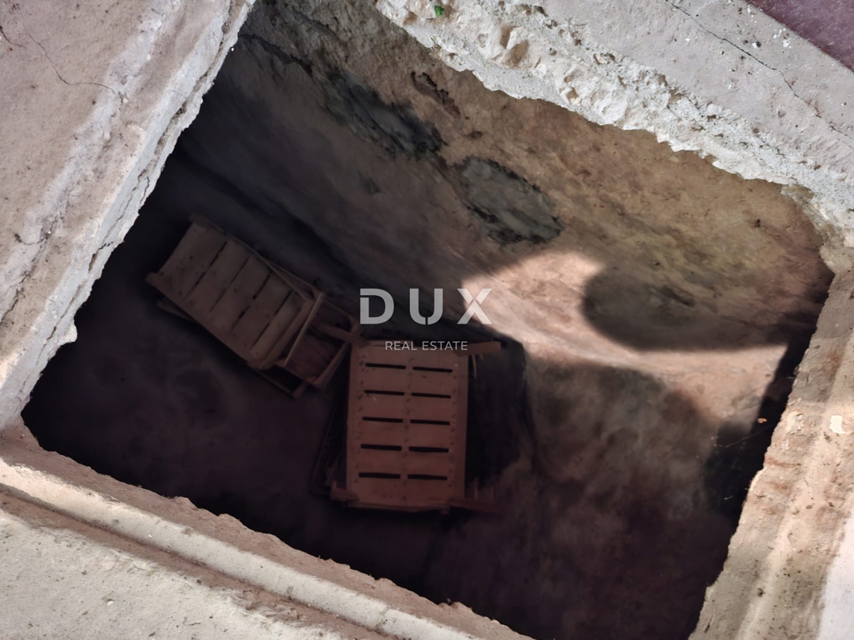 ISTRA, BALE - Hiša v centru s pisarniškimi prostori