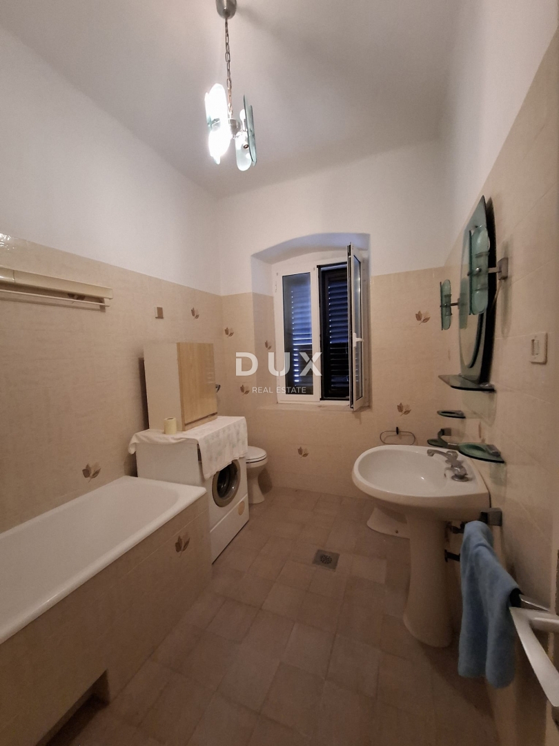 ISTRA, BALE - Hiša v centru s pisarniškimi prostori