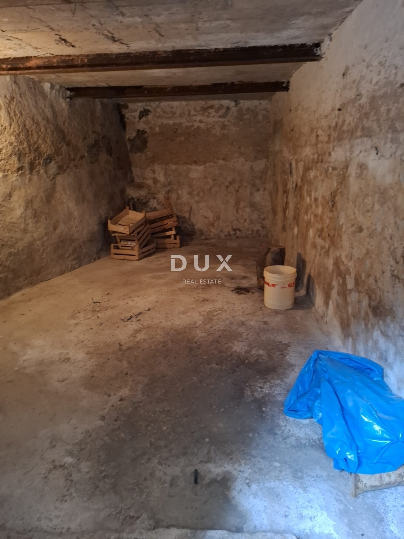 ISTRA, BALE - Hiša v centru s pisarniškimi prostori