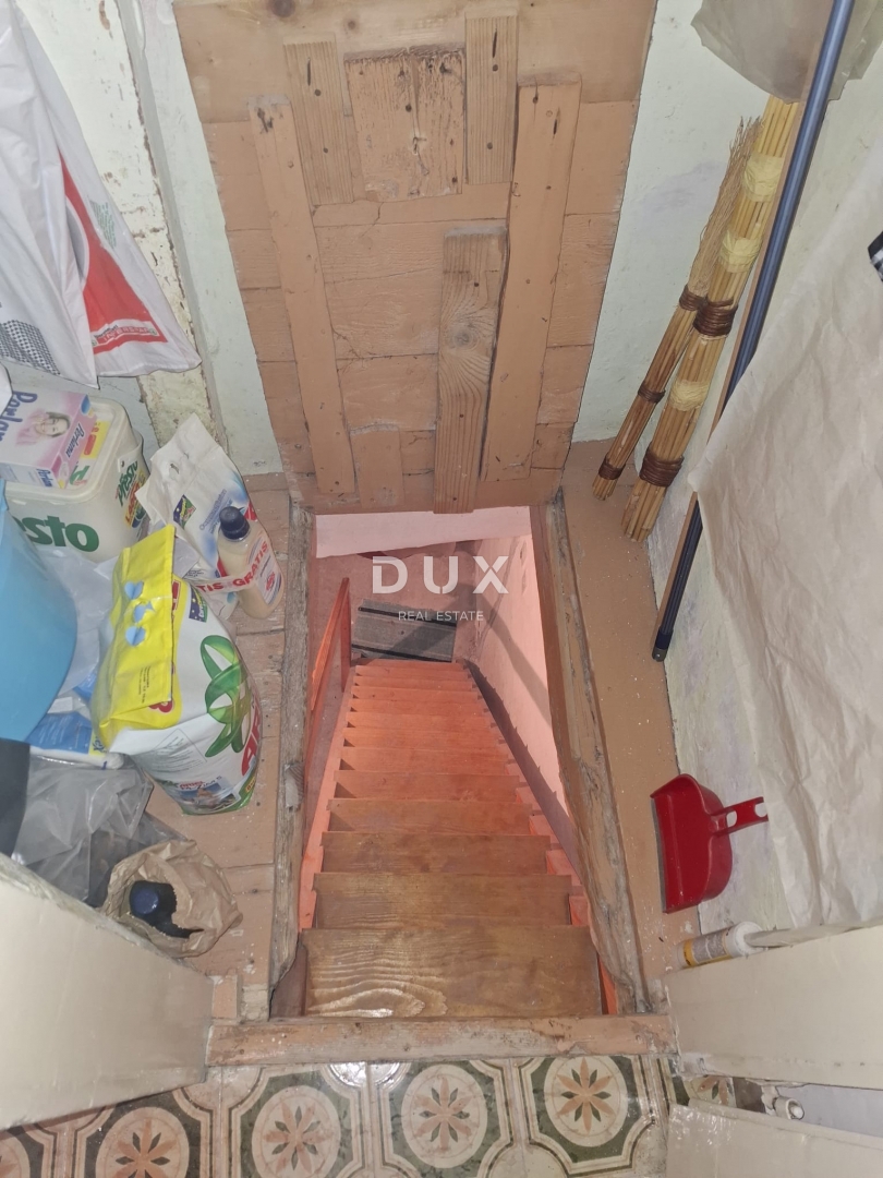 ISTRA, BALE - Hiša v centru s pisarniškimi prostori