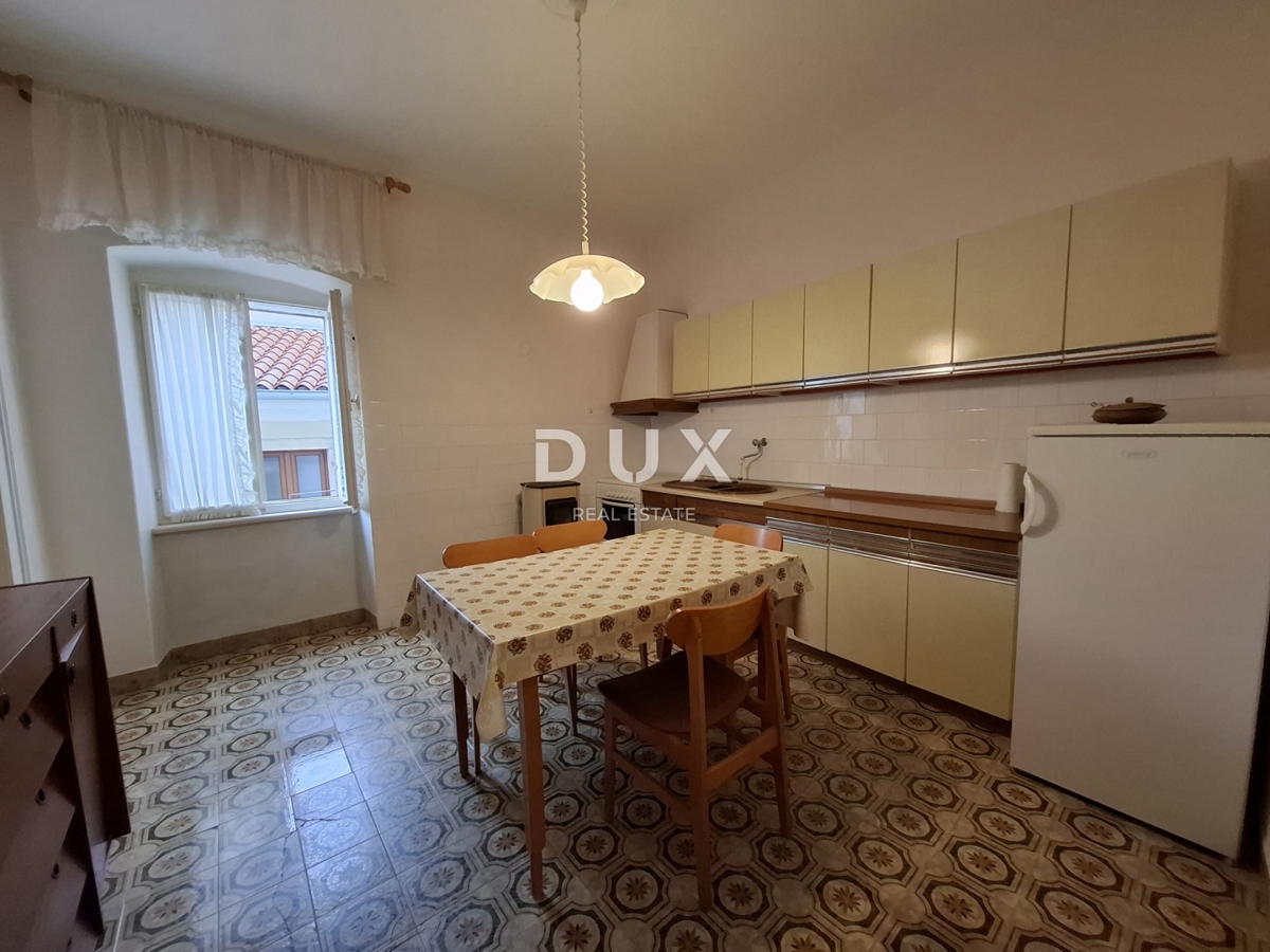 ISTRA, BALE - Hiša v centru s pisarniškimi prostori