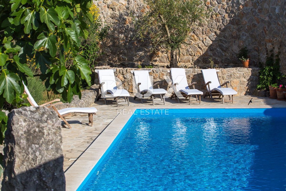 OTOK KRK, MESTO KRK (okolica) - Redkost! Nepremičnina z avtohtonimi kamnitimi hišami, bazeni in mediteranskim vrtom