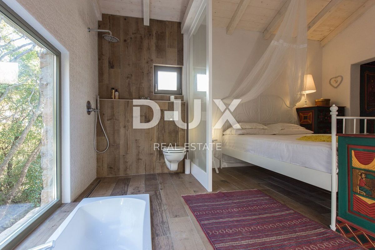 OTOK KRK, MESTO KRK (okolica) - Redkost! Nepremičnina z avtohtonimi kamnitimi hišami, bazeni in mediteranskim vrtom