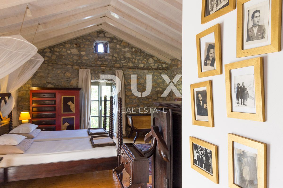 OTOK KRK, MESTO KRK (okolica) - Redkost! Nepremičnina z avtohtonimi kamnitimi hišami, bazeni in mediteranskim vrtom