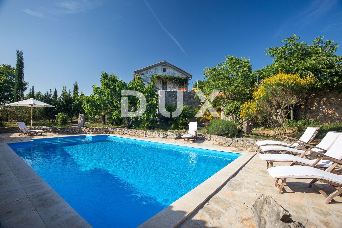 OTOK KRK, MESTO KRK (okolica) - Redkost! Nepremičnina z avtohtonimi kamnitimi hišami, bazeni in mediteranskim vrtom