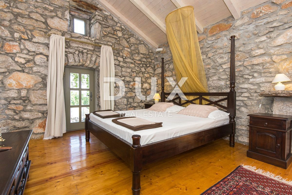 OTOK KRK, MESTO KRK (okolica) - Redkost! Nepremičnina z avtohtonimi kamnitimi hišami, bazeni in mediteranskim vrtom