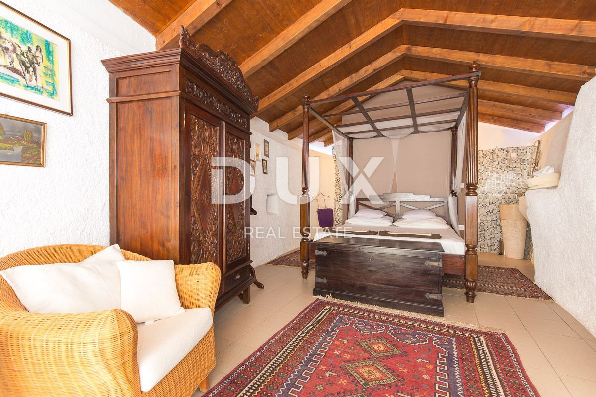 OTOK KRK, MESTO KRK (okolica) - Redkost! Nepremičnina z avtohtonimi kamnitimi hišami, bazeni in mediteranskim vrtom