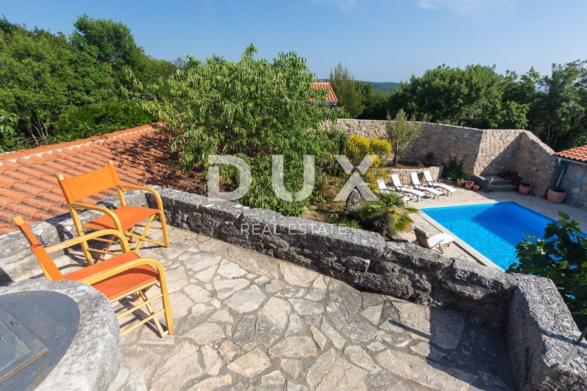 OTOK KRK, MESTO KRK (okolica) - Redkost! Nepremičnina z avtohtonimi kamnitimi hišami, bazeni in mediteranskim vrtom