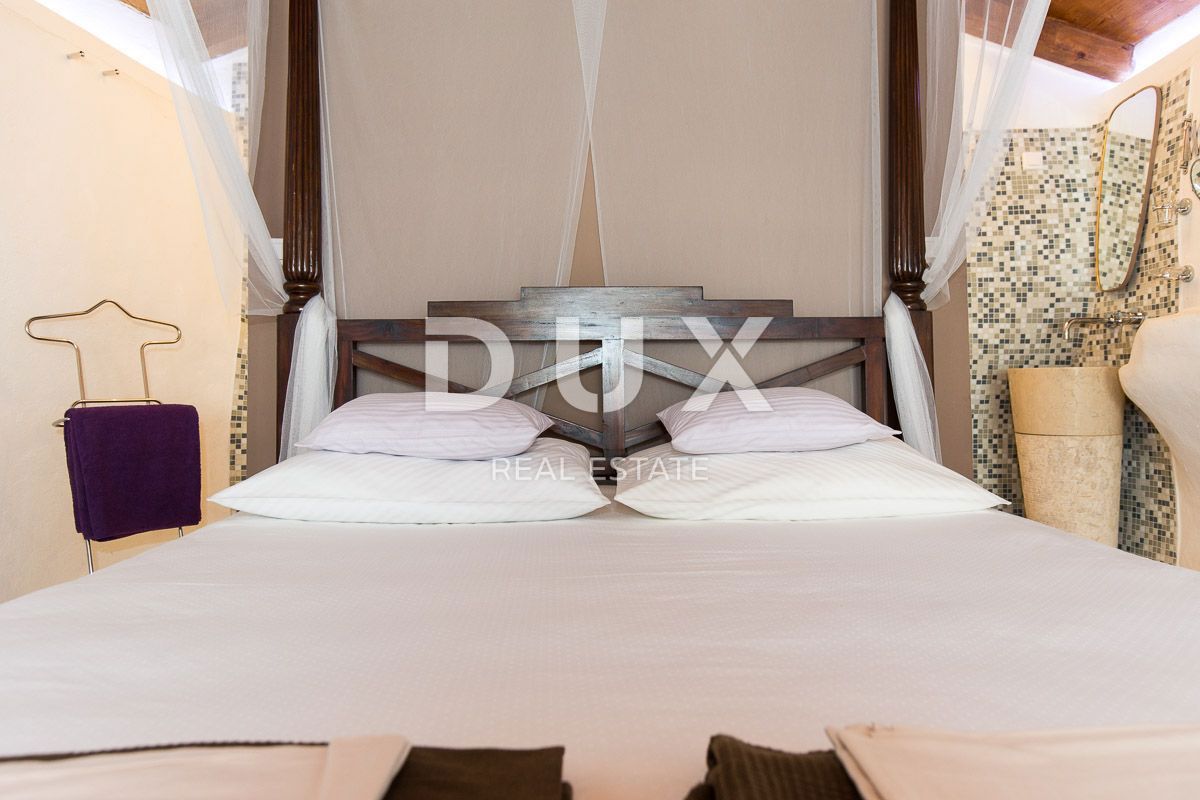 OTOK KRK, MESTO KRK (okolica) - Redkost! Nepremičnina z avtohtonimi kamnitimi hišami, bazeni in mediteranskim vrtom