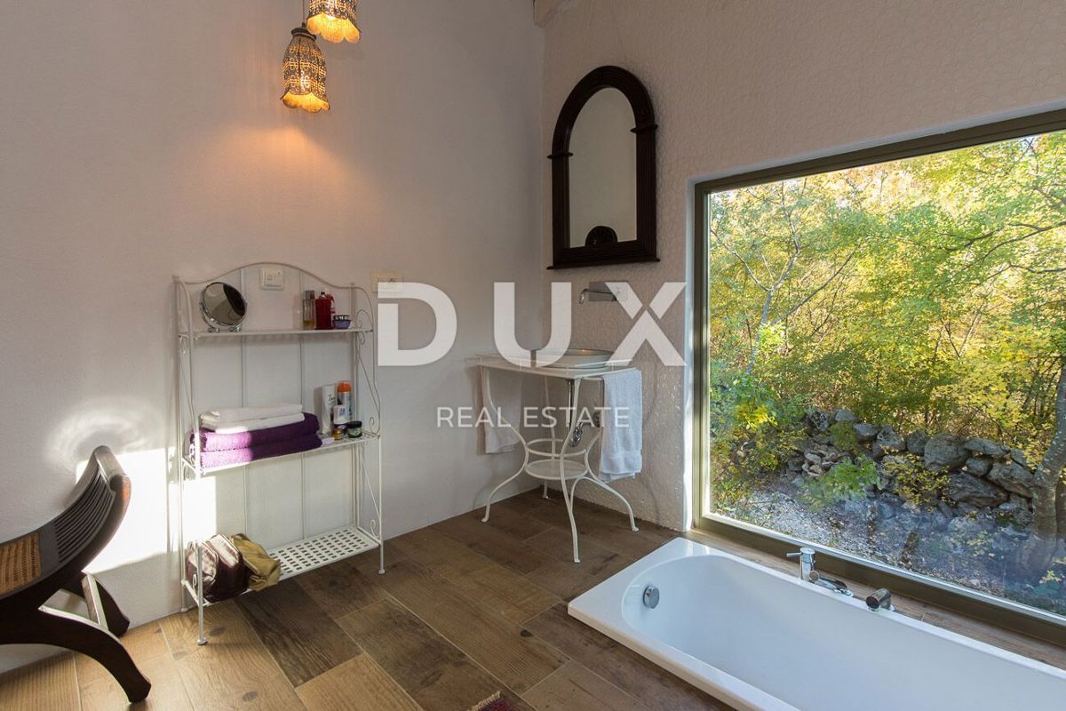 OTOK KRK, MESTO KRK (okolica) - Redkost! Nepremičnina z avtohtonimi kamnitimi hišami, bazeni in mediteranskim vrtom