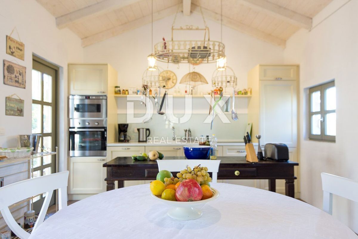 OTOK KRK, MESTO KRK (okolica) - Redkost! Nepremičnina z avtohtonimi kamnitimi hišami, bazeni in mediteranskim vrtom