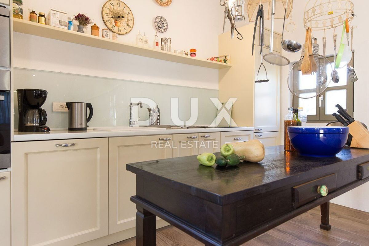 OTOK KRK, MESTO KRK (okolica) - Redkost! Nepremičnina z avtohtonimi kamnitimi hišami, bazeni in mediteranskim vrtom