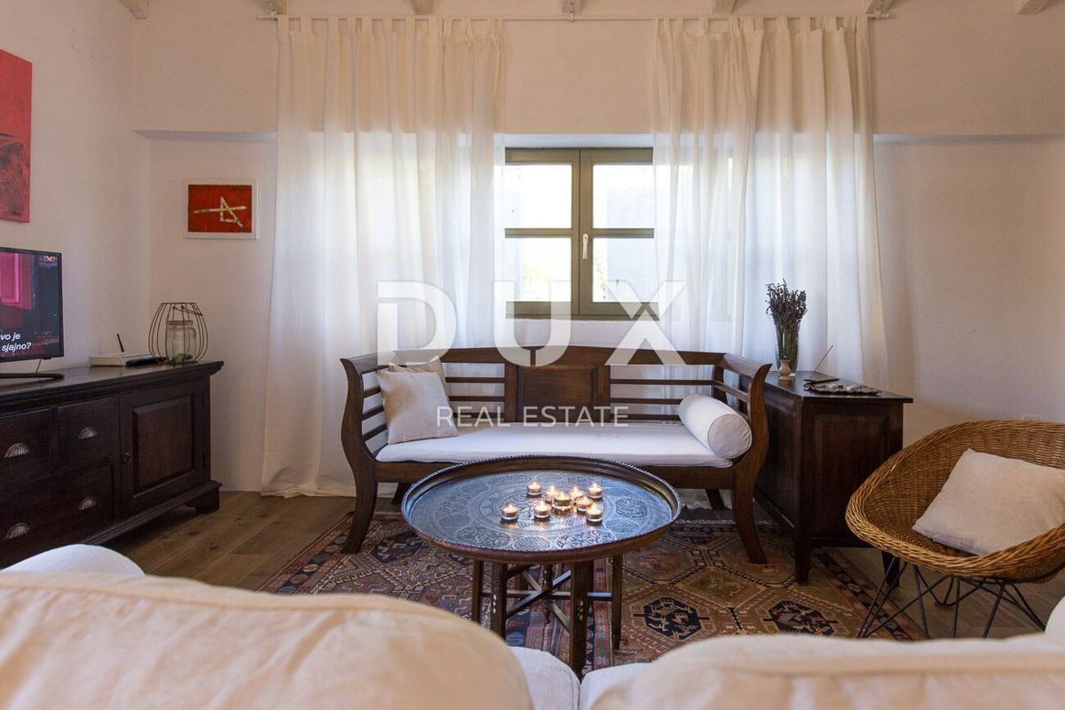 OTOK KRK, MESTO KRK (okolica) - Redkost! Nepremičnina z avtohtonimi kamnitimi hišami, bazeni in mediteranskim vrtom