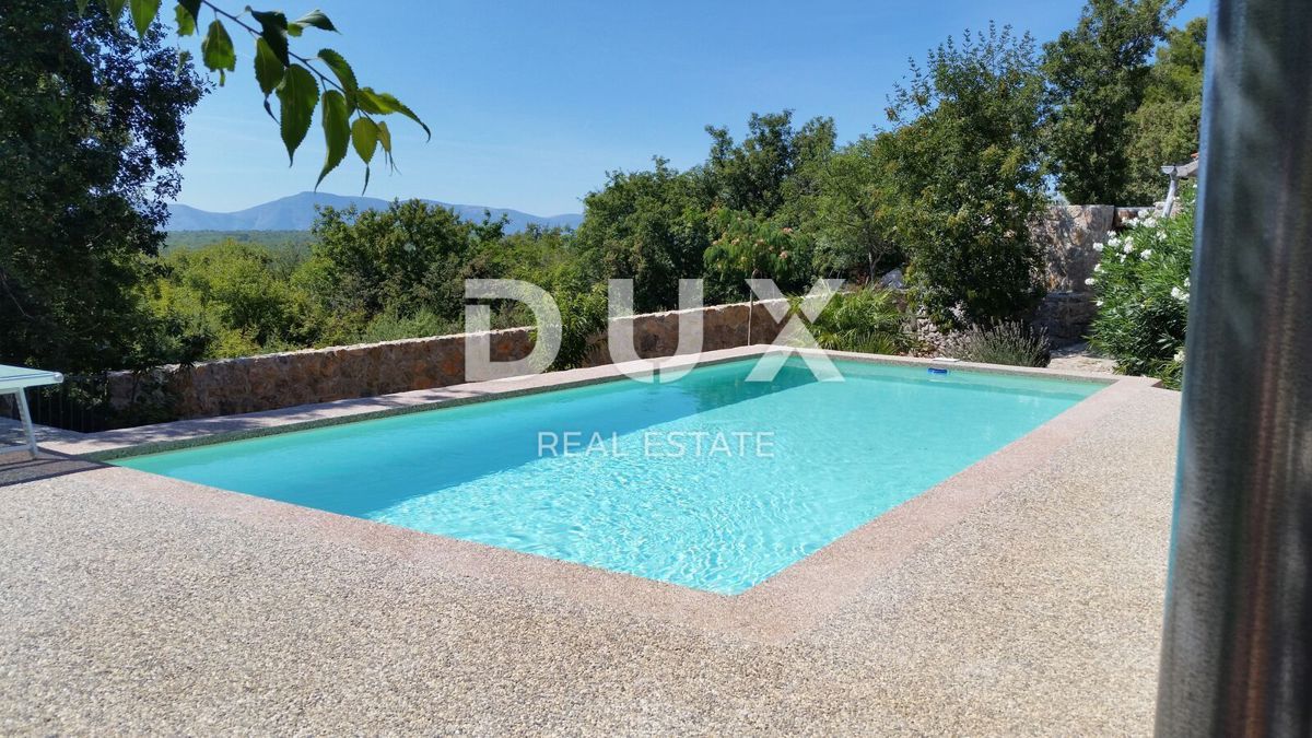 OTOK KRK, MESTO KRK (okolica) - Redkost! Nepremičnina z avtohtonimi kamnitimi hišami, bazeni in mediteranskim vrtom