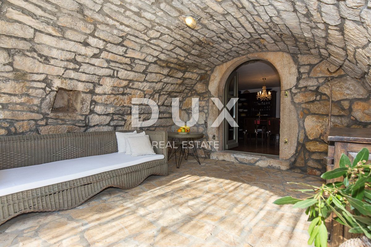OTOK KRK, MESTO KRK (okolica) - Redkost! Nepremičnina z avtohtonimi kamnitimi hišami, bazeni in mediteranskim vrtom