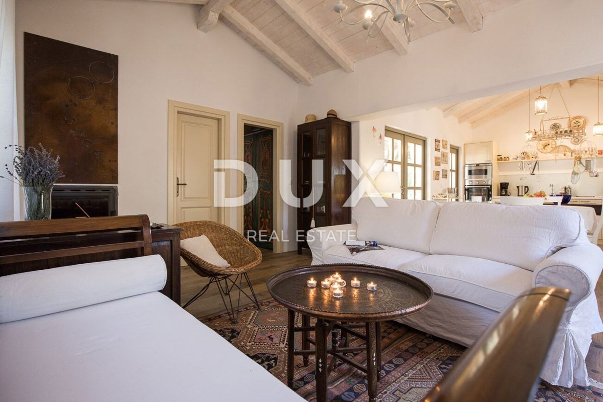 OTOK KRK, MESTO KRK (okolica) - Redkost! Nepremičnina z avtohtonimi kamnitimi hišami, bazeni in mediteranskim vrtom