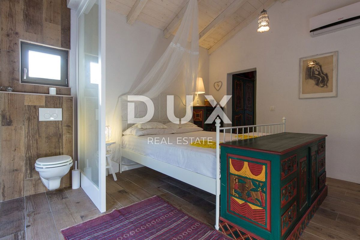 OTOK KRK, MESTO KRK (okolica) - Redkost! Nepremičnina z avtohtonimi kamnitimi hišami, bazeni in mediteranskim vrtom