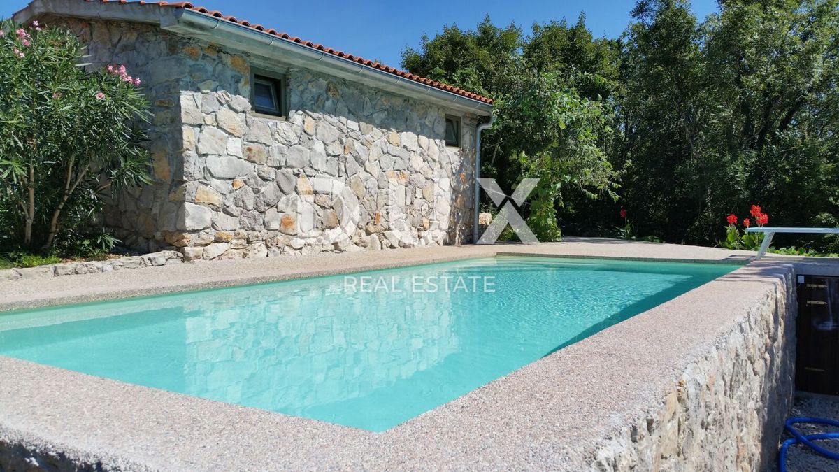 OTOK KRK, MESTO KRK (okolica) - Redkost! Nepremičnina z avtohtonimi kamnitimi hišami, bazeni in mediteranskim vrtom
