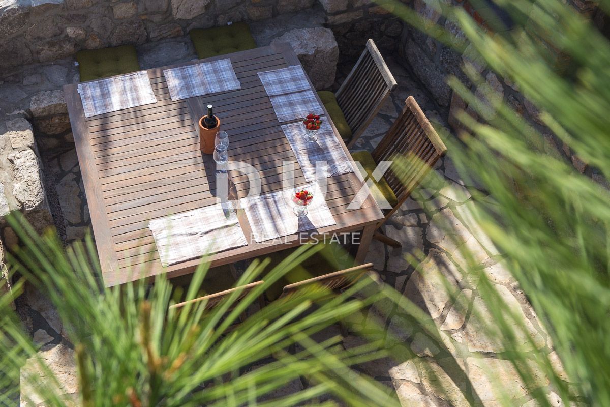 OTOK KRK, MESTO KRK (okolica) - Redkost! Nepremičnina z avtohtonimi kamnitimi hišami, bazeni in mediteranskim vrtom