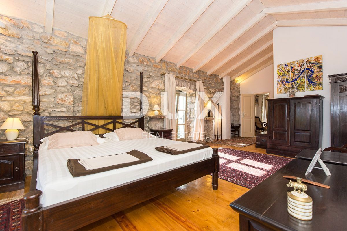 OTOK KRK, MESTO KRK (okolica) - Redkost! Nepremičnina z avtohtonimi kamnitimi hišami, bazeni in mediteranskim vrtom