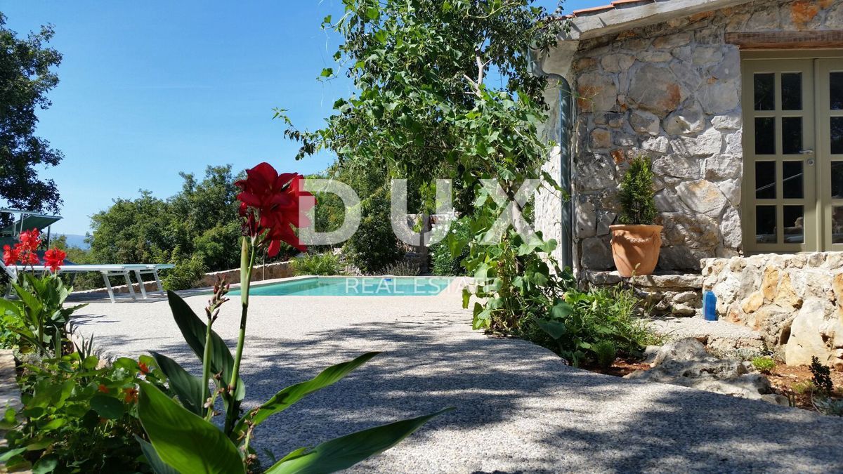 OTOK KRK, MESTO KRK (okolica) - Redkost! Nepremičnina z avtohtonimi kamnitimi hišami, bazeni in mediteranskim vrtom