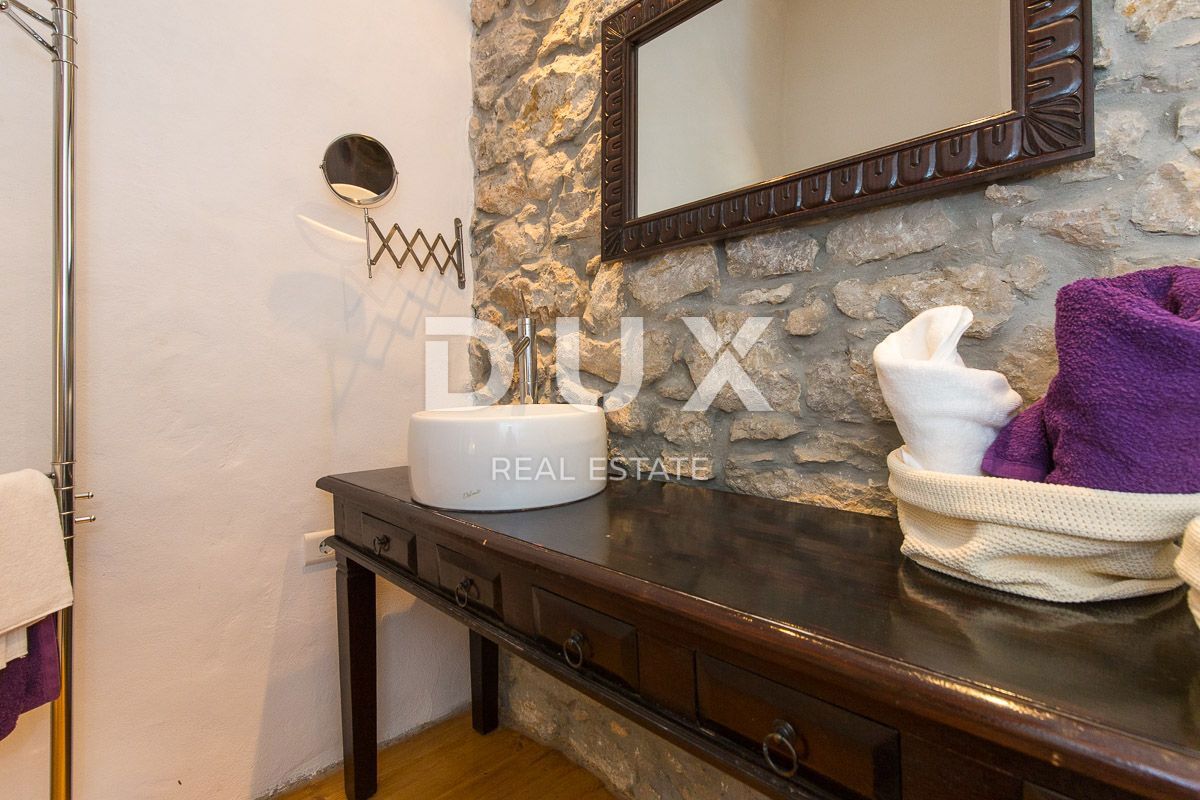 OTOK KRK, MESTO KRK (okolica) - Redkost! Nepremičnina z avtohtonimi kamnitimi hišami, bazeni in mediteranskim vrtom