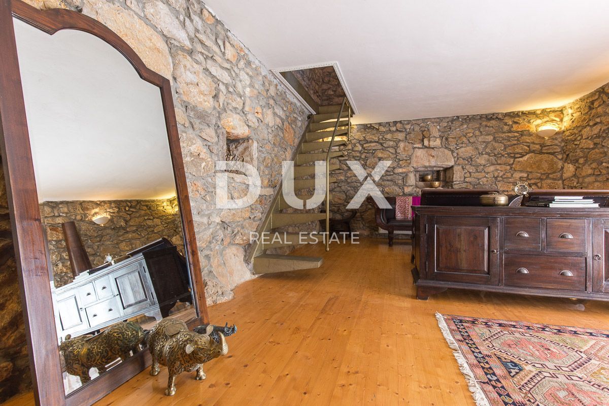 OTOK KRK, MESTO KRK (okolica) - Redkost! Nepremičnina z avtohtonimi kamnitimi hišami, bazeni in mediteranskim vrtom