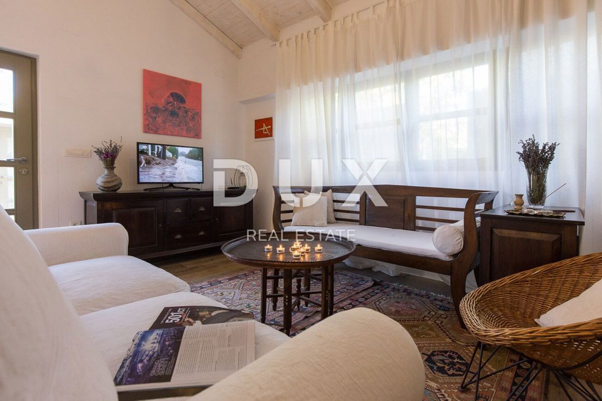 OTOK KRK, MESTO KRK (okolica) - Redkost! Nepremičnina z avtohtonimi kamnitimi hišami, bazeni in mediteranskim vrtom