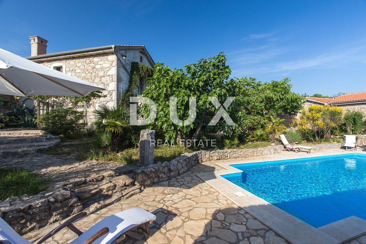 OTOK KRK, MESTO KRK (okolica) - Redkost! Nepremičnina z avtohtonimi kamnitimi hišami, bazeni in mediteranskim vrtom