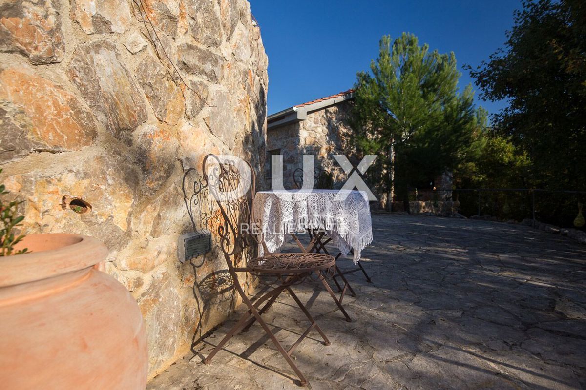 OTOK KRK, MESTO KRK (okolica) - Redkost! Nepremičnina z avtohtonimi kamnitimi hišami, bazeni in mediteranskim vrtom