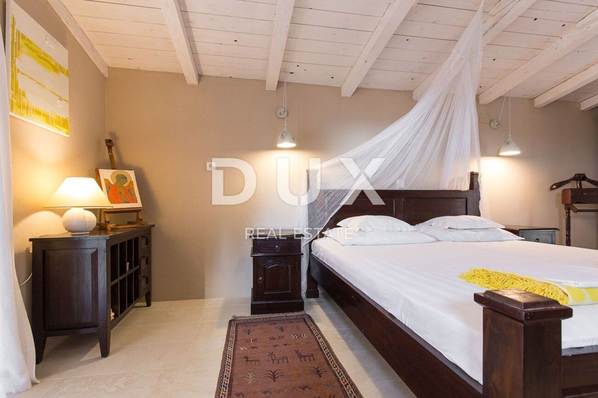 OTOK KRK, MESTO KRK (okolica) - Redkost! Nepremičnina z avtohtonimi kamnitimi hišami, bazeni in mediteranskim vrtom