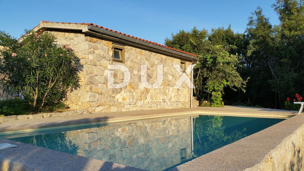 OTOK KRK, MESTO KRK (okolica) - Redkost! Nepremičnina z avtohtonimi kamnitimi hišami, bazeni in mediteranskim vrtom