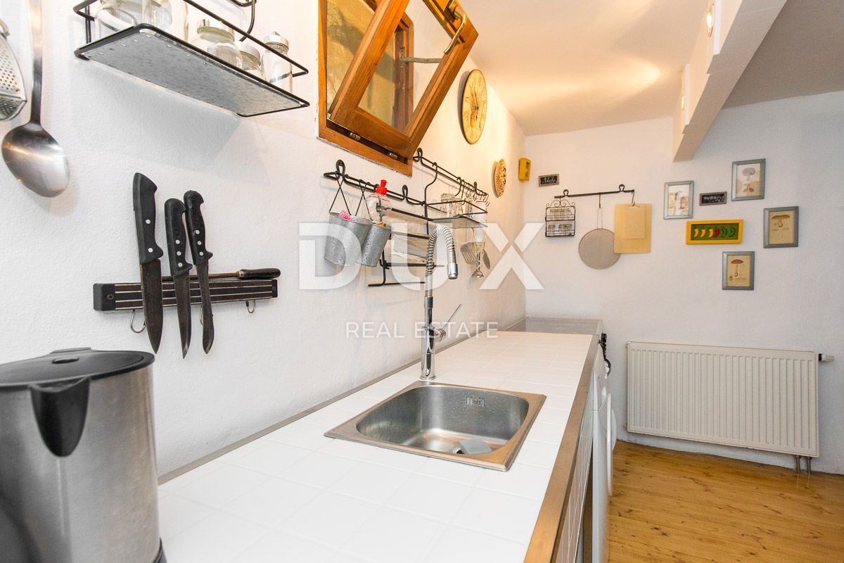 OTOK KRK, MESTO KRK (okolica) - Redkost! Nepremičnina z avtohtonimi kamnitimi hišami, bazeni in mediteranskim vrtom