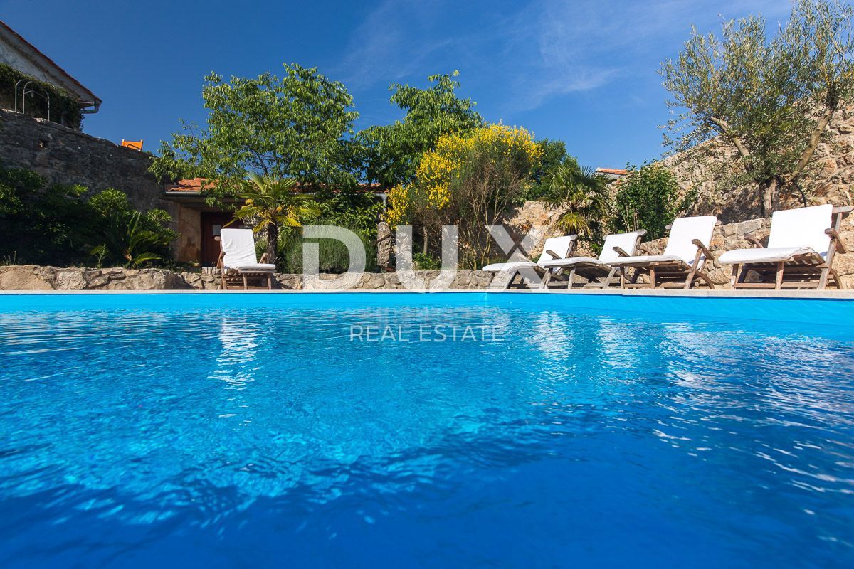 OTOK KRK, MESTO KRK (okolica) - Redkost! Nepremičnina z avtohtonimi kamnitimi hišami, bazeni in mediteranskim vrtom