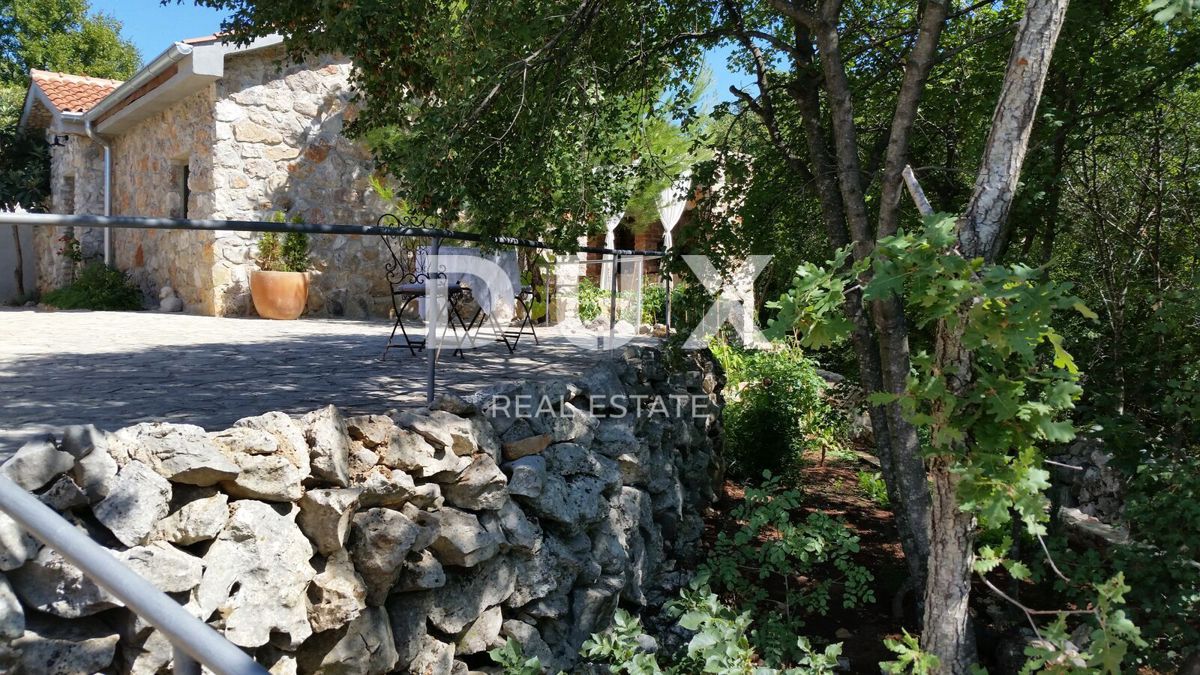 OTOK KRK, MESTO KRK (okolica) - Redkost! Nepremičnina z avtohtonimi kamnitimi hišami, bazeni in mediteranskim vrtom