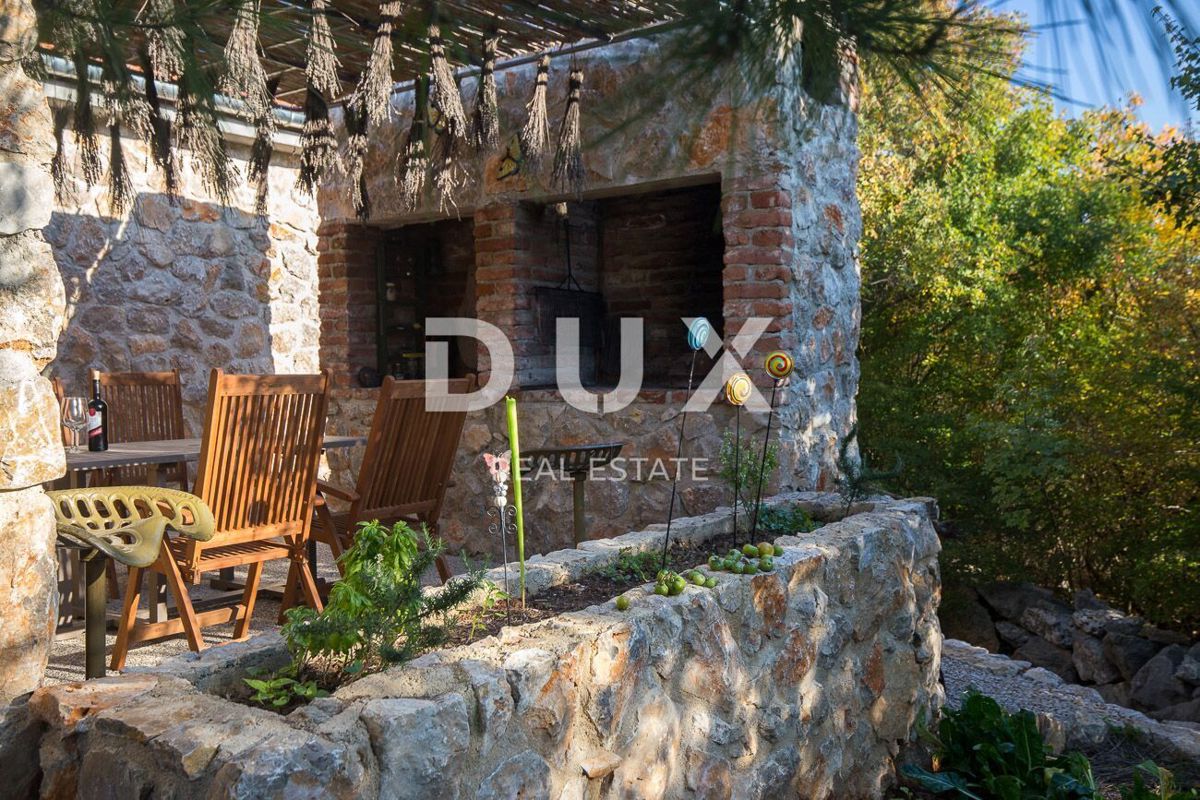 OTOK KRK, MESTO KRK (okolica) - Redkost! Nepremičnina z avtohtonimi kamnitimi hišami, bazeni in mediteranskim vrtom