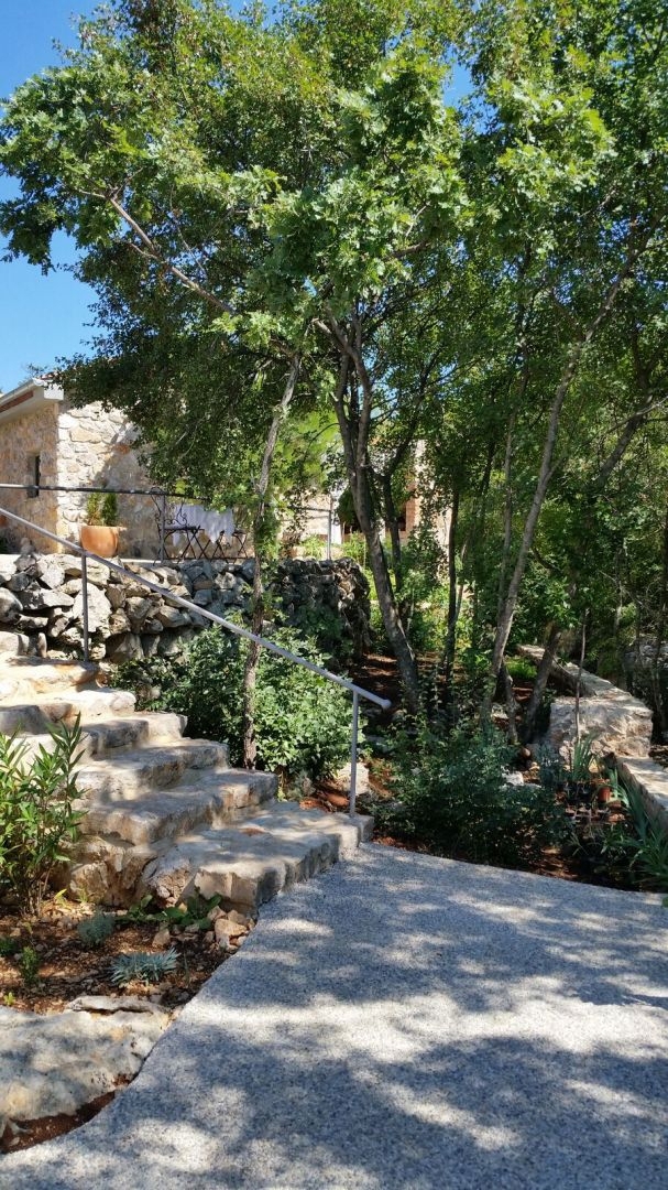 OTOK KRK, MESTO KRK (okolica) - Redkost! Nepremičnina z avtohtonimi kamnitimi hišami, bazeni in mediteranskim vrtom