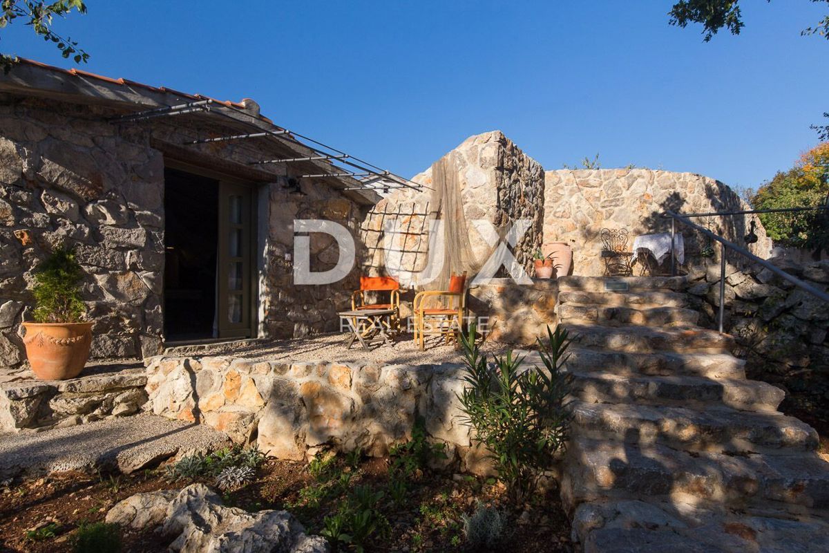 OTOK KRK, MESTO KRK (okolica) - Redkost! Nepremičnina z avtohtonimi kamnitimi hišami, bazeni in mediteranskim vrtom