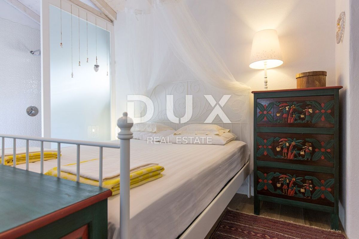 OTOK KRK, MESTO KRK (okolica) - Redkost! Nepremičnina z avtohtonimi kamnitimi hišami, bazeni in mediteranskim vrtom