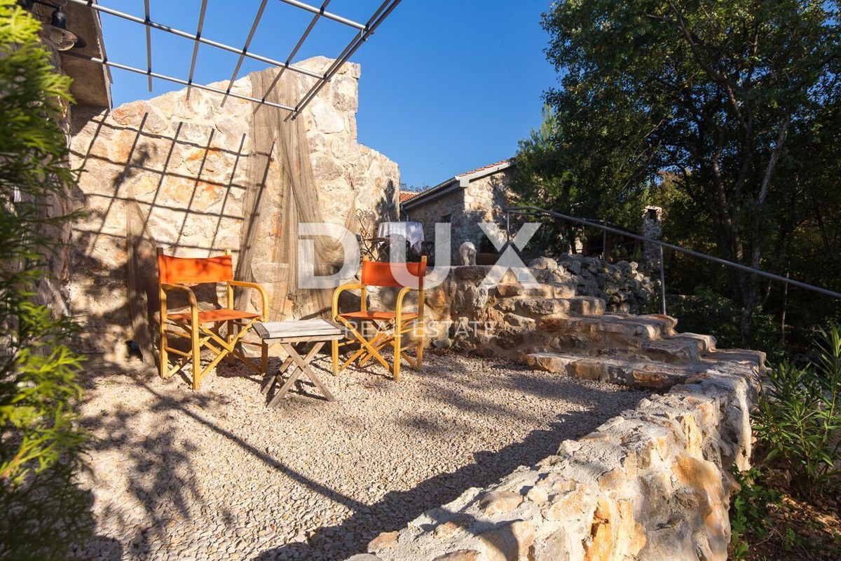OTOK KRK, MESTO KRK (okolica) - Redkost! Nepremičnina z avtohtonimi kamnitimi hišami, bazeni in mediteranskim vrtom