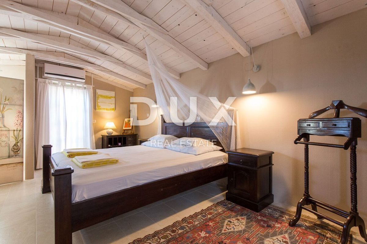 OTOK KRK, MESTO KRK (okolica) - Redkost! Nepremičnina z avtohtonimi kamnitimi hišami, bazeni in mediteranskim vrtom