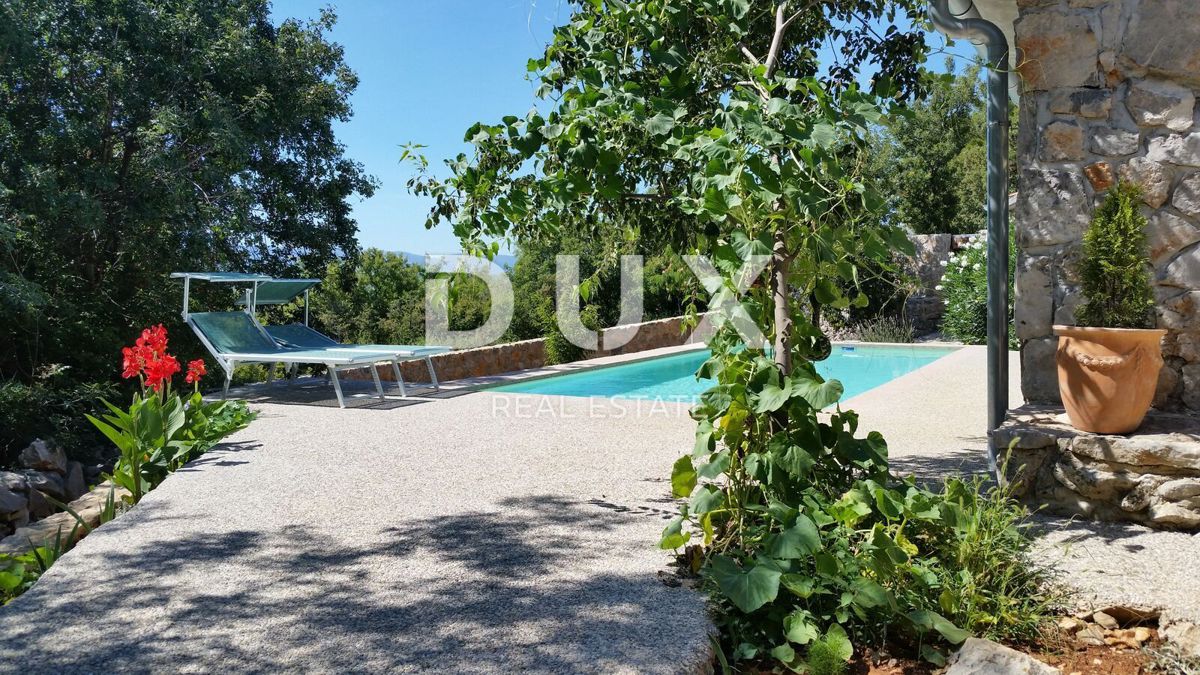 OTOK KRK, MESTO KRK (okolica) - Redkost! Nepremičnina z avtohtonimi kamnitimi hišami, bazeni in mediteranskim vrtom