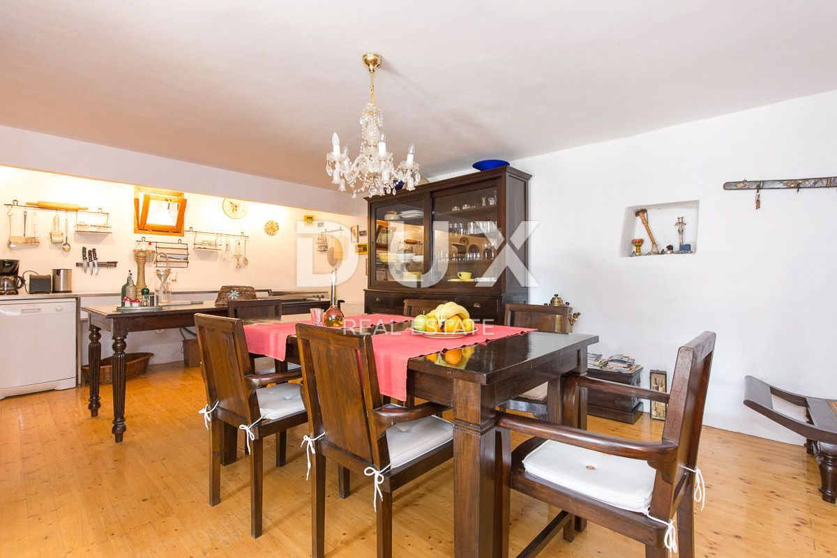 OTOK KRK, MESTO KRK (okolica) - Redkost! Nepremičnina z avtohtonimi kamnitimi hišami, bazeni in mediteranskim vrtom