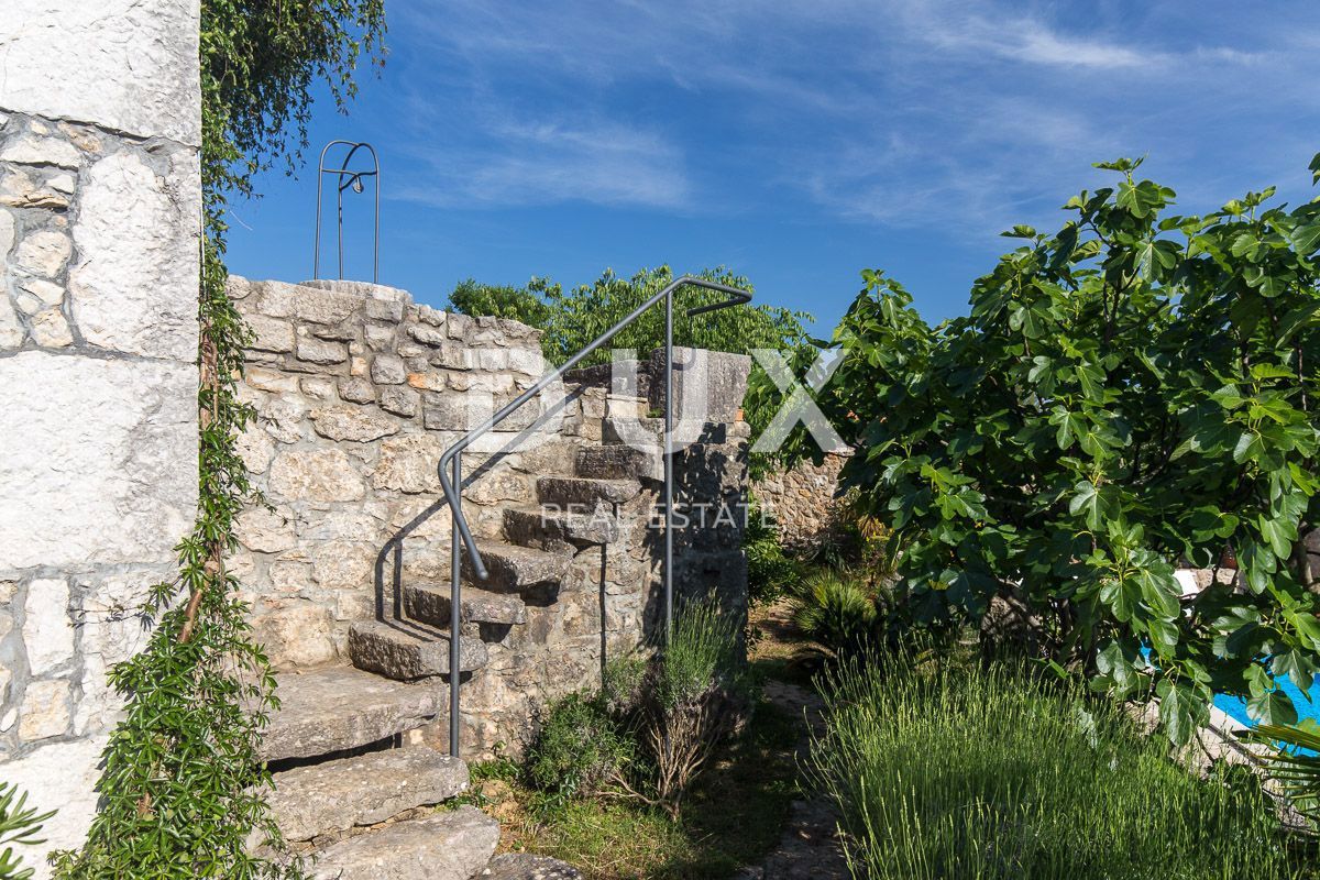 OTOK KRK, MESTO KRK (okolica) - Redkost! Nepremičnina z avtohtonimi kamnitimi hišami, bazeni in mediteranskim vrtom