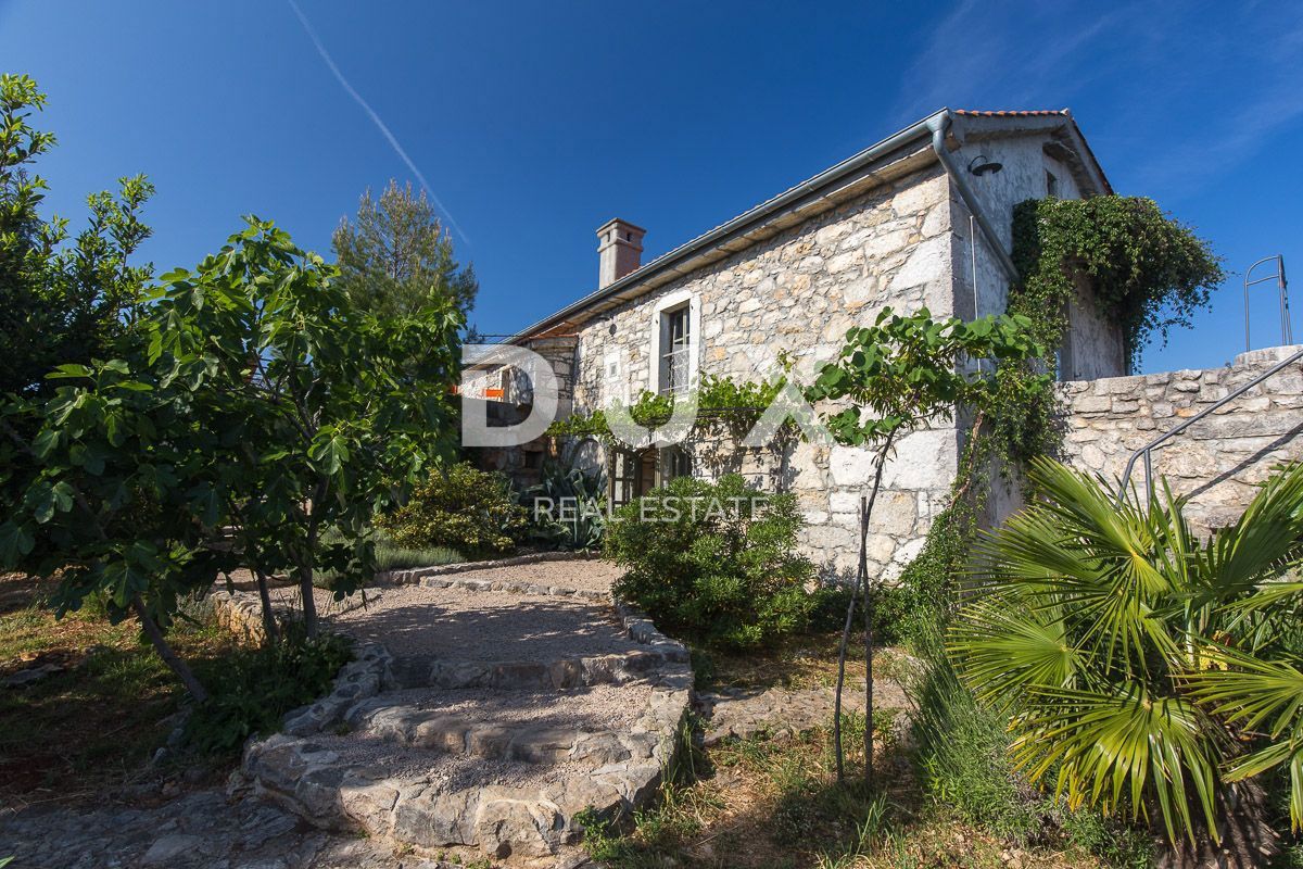 OTOK KRK, MESTO KRK (okolica) - Redkost! Nepremičnina z avtohtonimi kamnitimi hišami, bazeni in mediteranskim vrtom