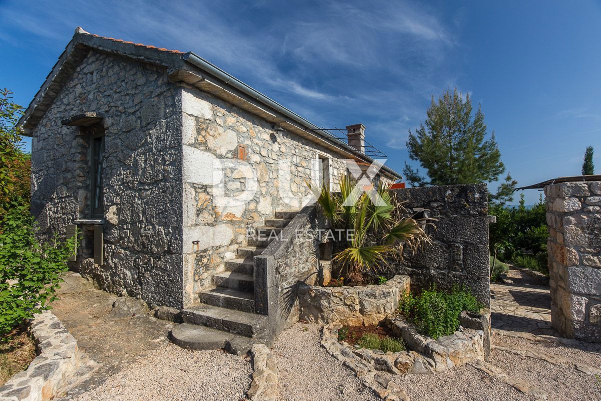 OTOK KRK, MESTO KRK (okolica) - Redkost! Nepremičnina z avtohtonimi kamnitimi hišami, bazeni in mediteranskim vrtom